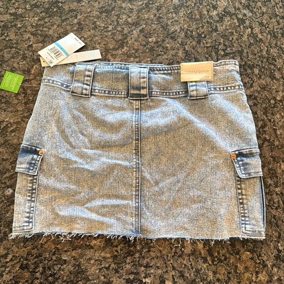 Tinseltown stone wash Denim stretchy Mini Skirt with Pockets NWT 5 - Picture 4 of 8